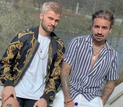 FARGET HÅRET: Mario Riera (t.v.) valgte å gå fra brunette til blondine. Her avbildet sammen med «Ex on the beach»-deltaker Jonas Torrissen. Foto: Skjermbilde fra Instagram FARGET HÅRET: Mario Riera (t.v.) valgte å gå fra brunette til blondine. Her avbildet sammen med «Ex on the beach»-deltaker Jonas Torrissen. Foto: Skjermbilde fra Instagram